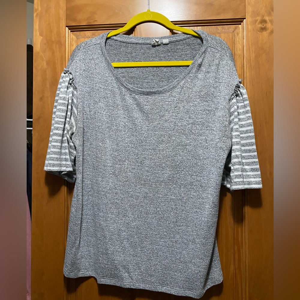 Gap shirt with wide sleeves
